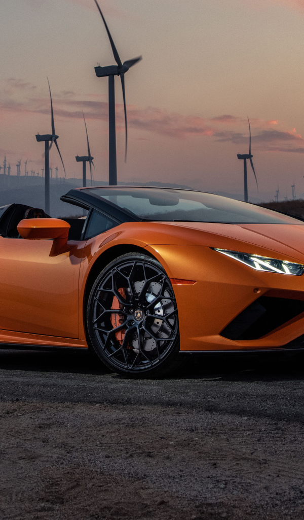 Оранжевый автомобиль Lamborghini Huracán EVO RWD Spyder 2021 года
