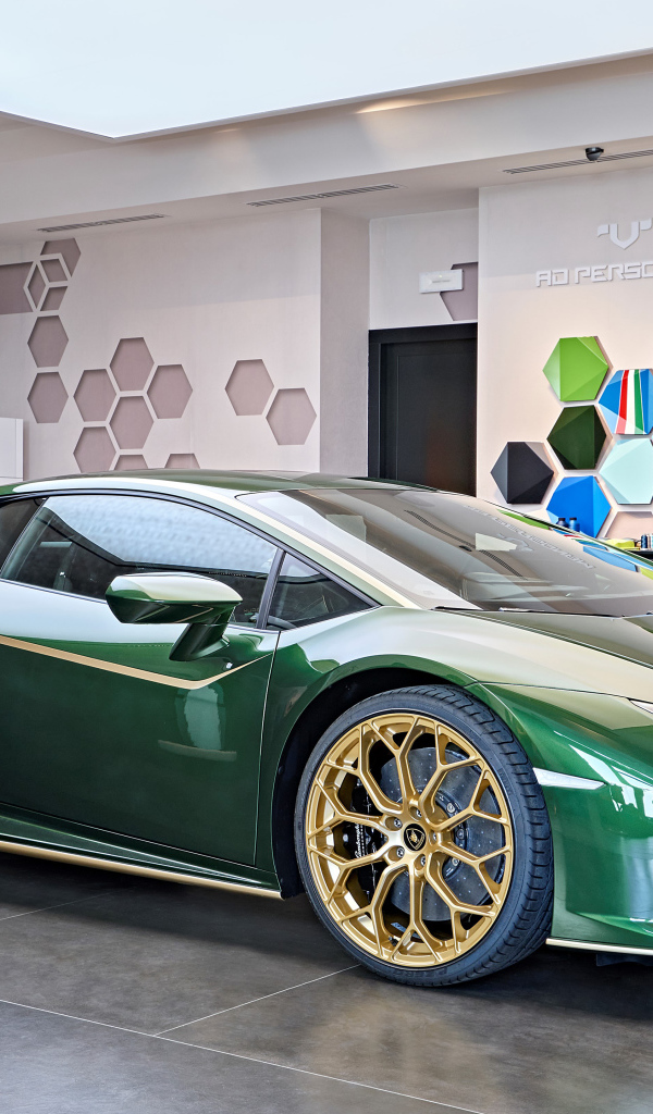 Зеленый автомобиль Lamborghini Huracán 2021 года