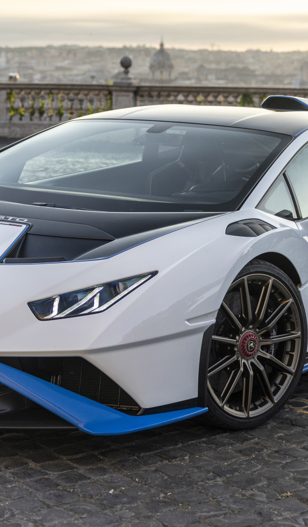 Автомобиль Lamborghini Huracán STO 2021 года крупным планом