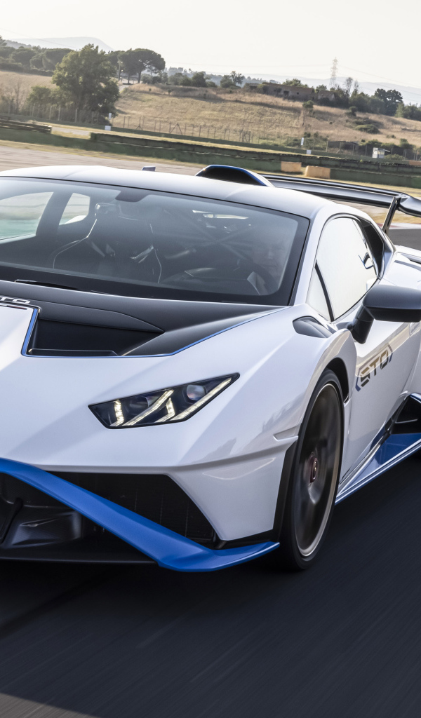 Автомобиль Lamborghini Huracán STO 2021 года на асфальте