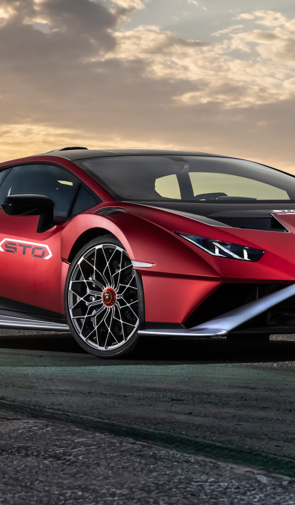 Красный автомобиль Lamborghini Huracán STO 2021 года на фоне неба
