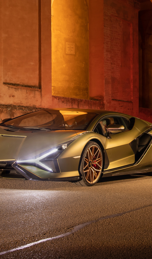 Автомобиль  Lamborghini Sián FKP 37, 2021 года у здания