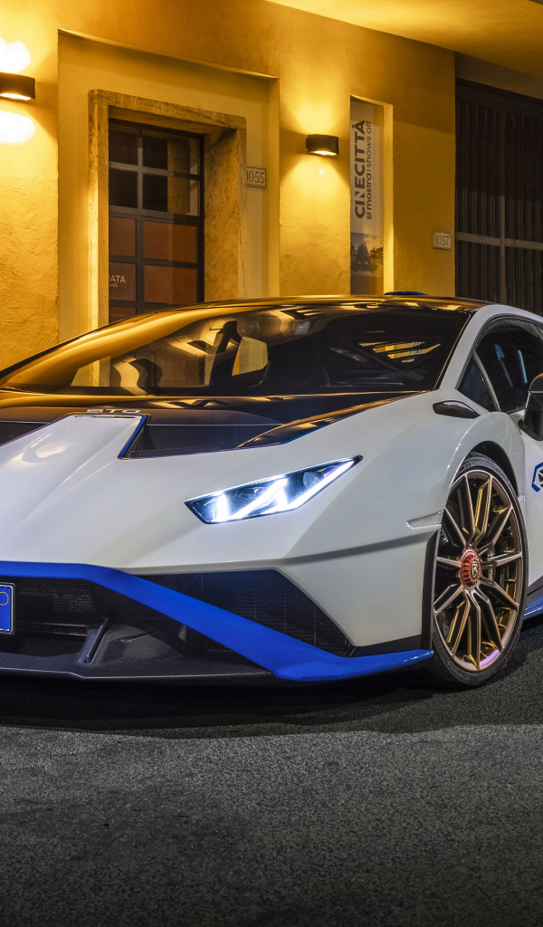 Белый Lamborghini Huracán STO 2021 года у дома ночью