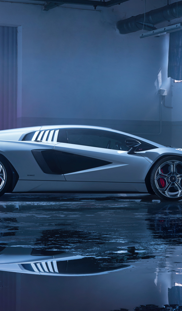 Автомобиль  Lamborghini Countach LPI 800-4,  2022 года в гараже