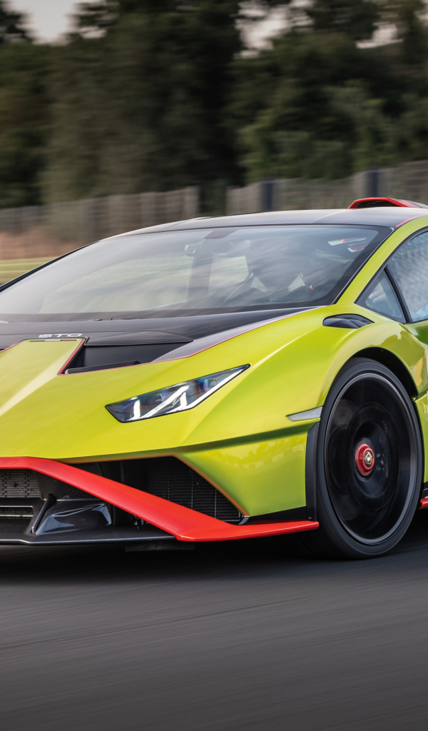 Быстрый Lamborghini Huracán STO 2021 года на трассе