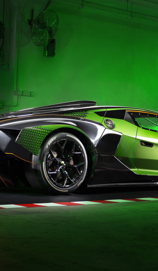 Зеленый Lamborghini Essenza SCV12 стоит в гараже 