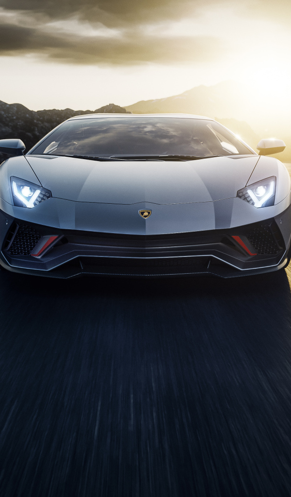 Автомобиль Lamborghini Aventador LP 780-4 Ultimate 2021 на закате в горах