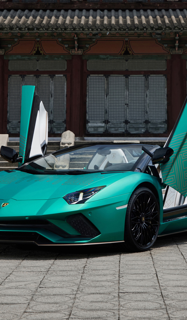 Автомобиль Lamborghini Aventador S, 2021 с открытыми дверями