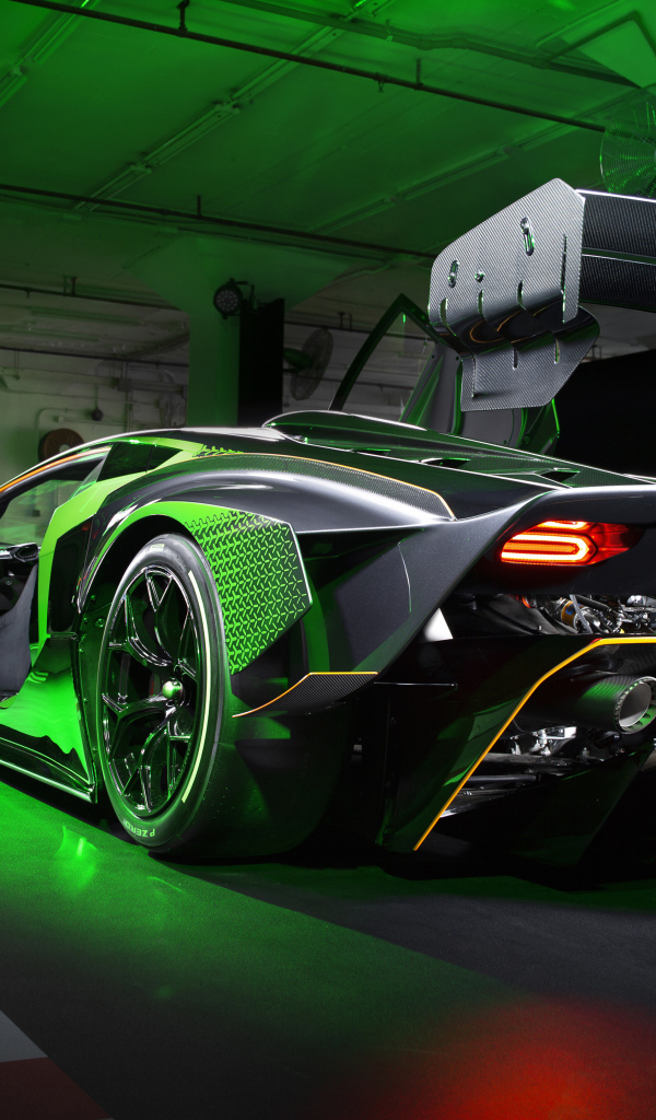 Автомобиль Lamborghini Essenza SCV12 в гараже