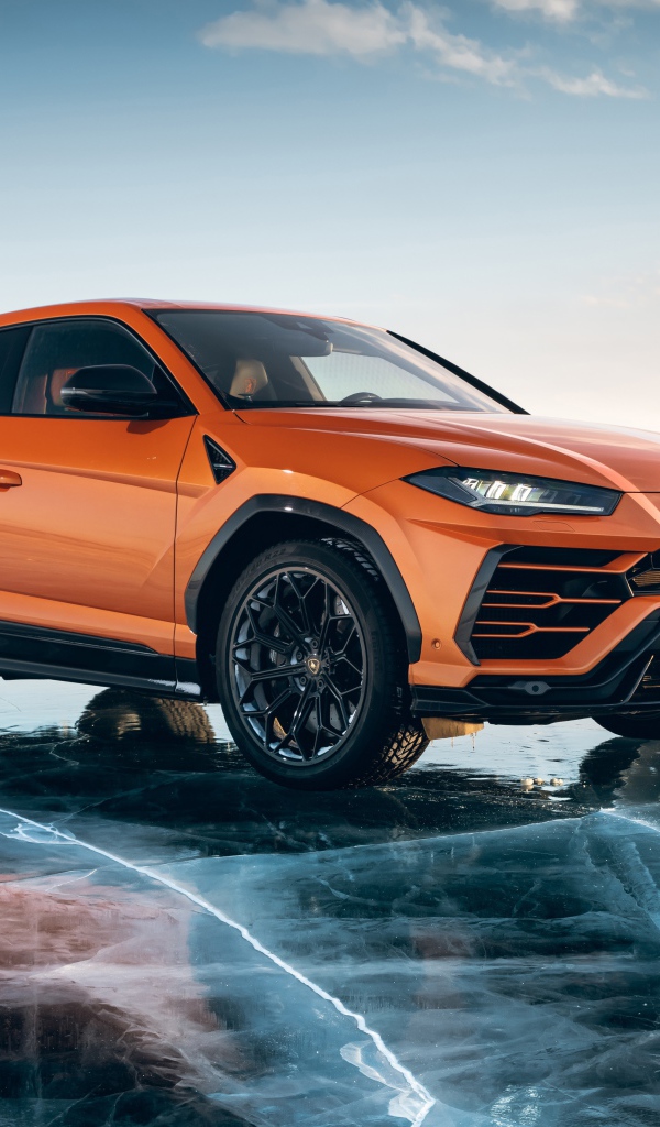 Внедорожник Lamborghini URUS года на льду