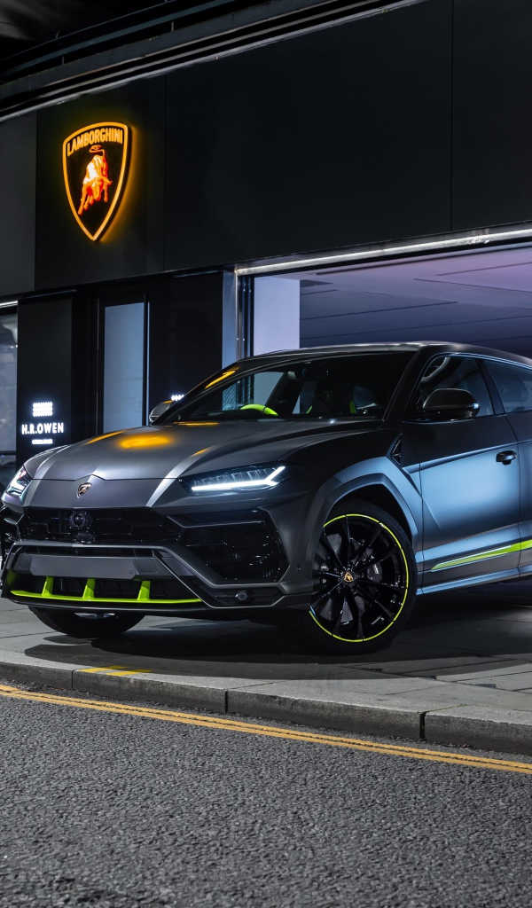 Внедорожник Lamborghini Urus у автосалона