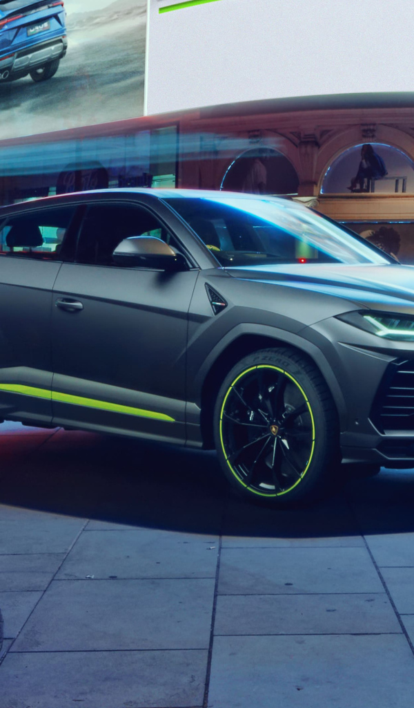 Внедорожник Lamborghini Urus в городе