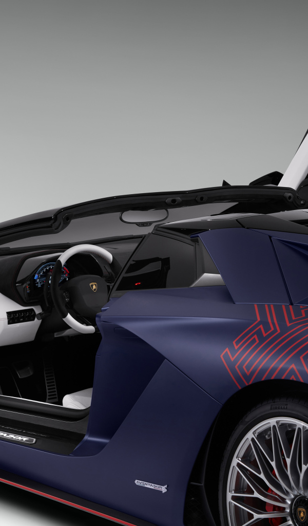 Спортивный автомобиль Lamborghini Aventador S, 2021  года на сером фоне