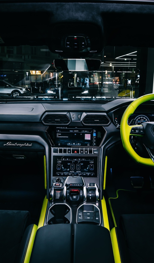Стильный салон автомобиля Lamborghini Urus