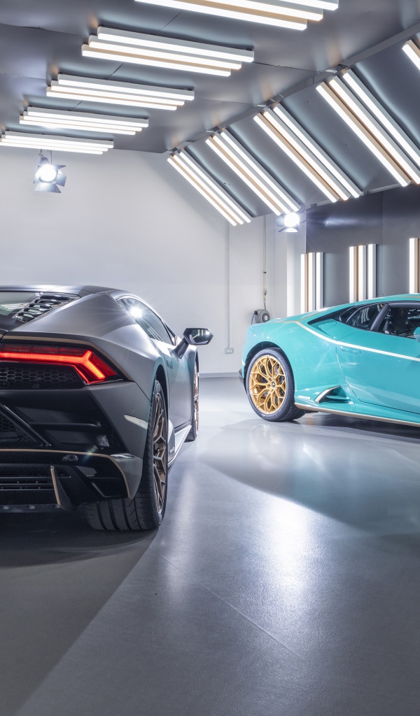 Два автомобиля  Lamborghini Huracán 2021 года в гараже