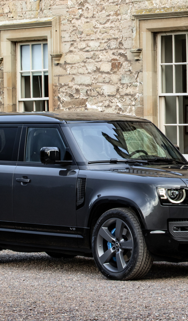 Внедорожник Land Rover Defender 110 V8 Carpathian Edition 2021 года у стены