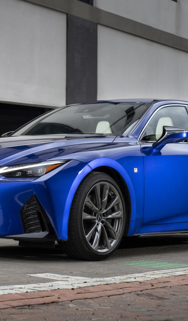 Синий автомобиль Lexus IS 300h F SPORT 2021 года