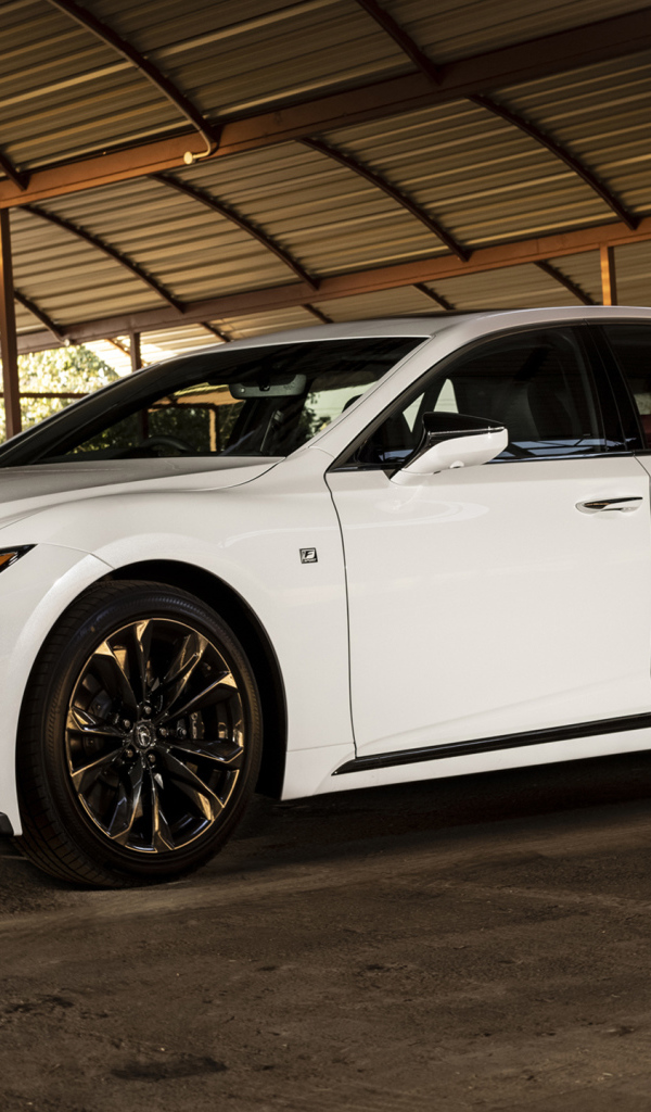 Белый автомобиль Lexus LS 500 F SPORT 2021 года