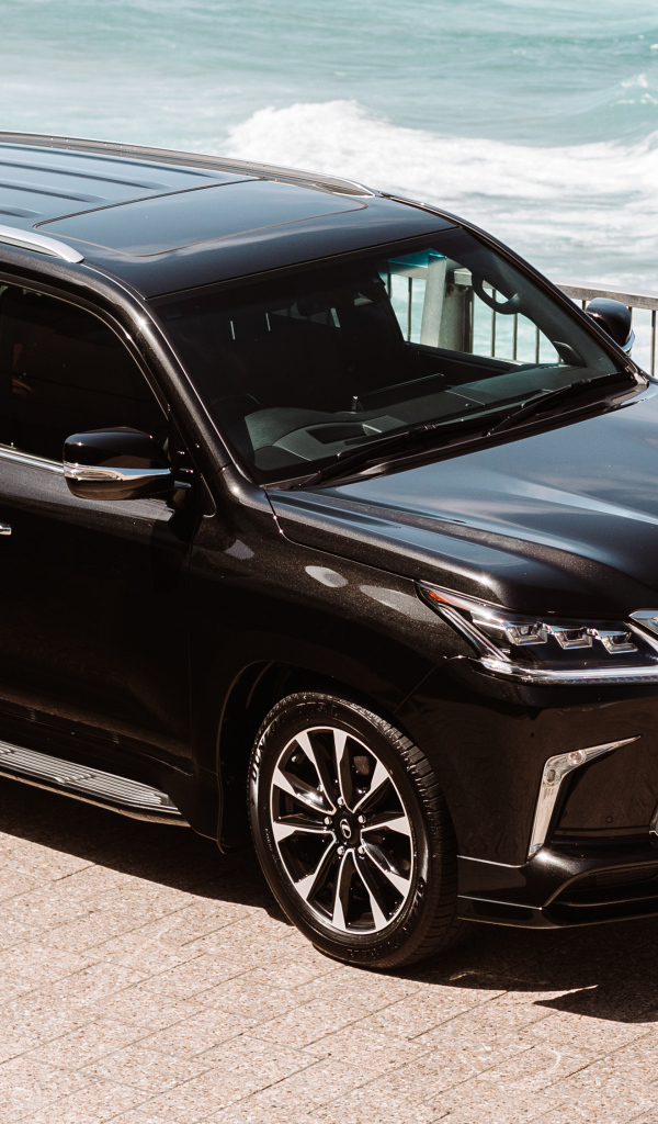 Черный внедорожник Lexus LX 570 S 2021 года у воды