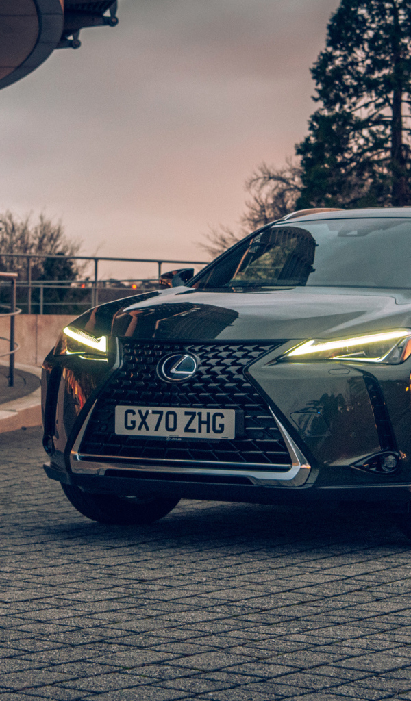 Автомобиль Lexus UX 300e 2021 года с включенными фарами