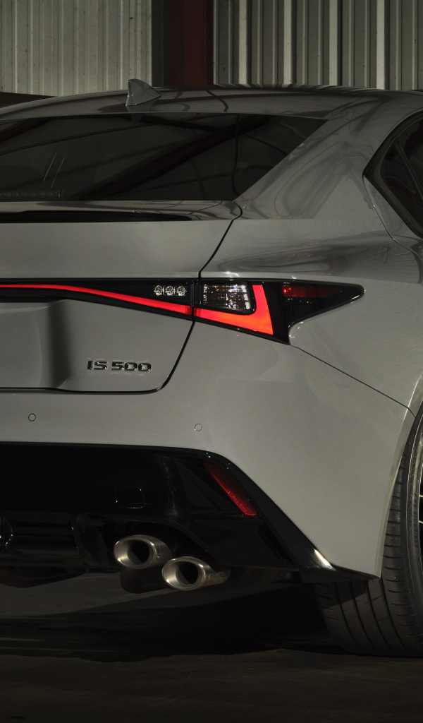 Белый автомобиль Lexus IS 500 F SPORT, 2022 года вид сзади
