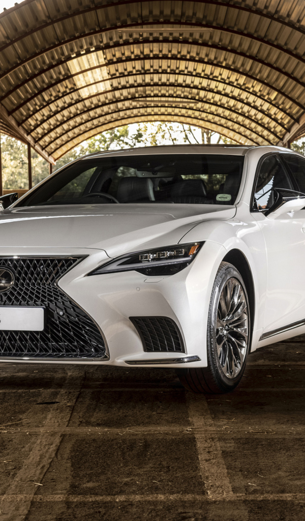 Автомобиль Lexus LS 500, 2021 года под крышей