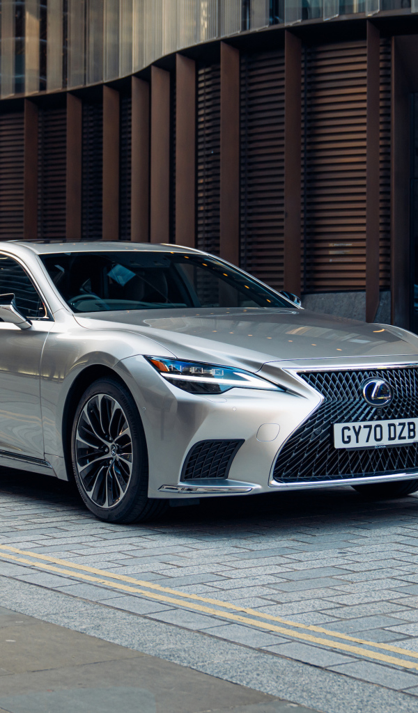 Серебристый Lexus LS 500h 2021  года в городе