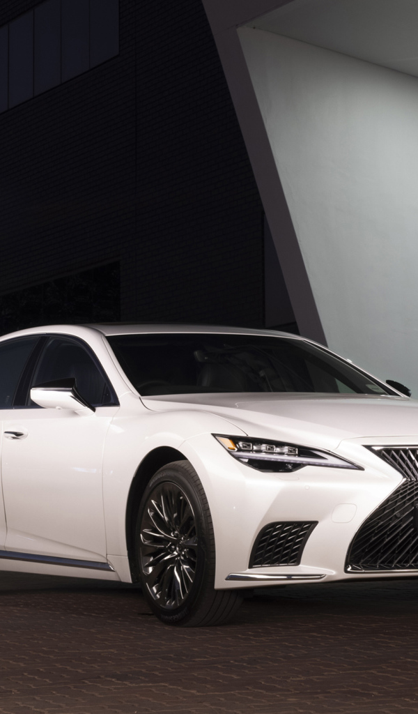 Белый Lexus LS 500, 2021 года в здании