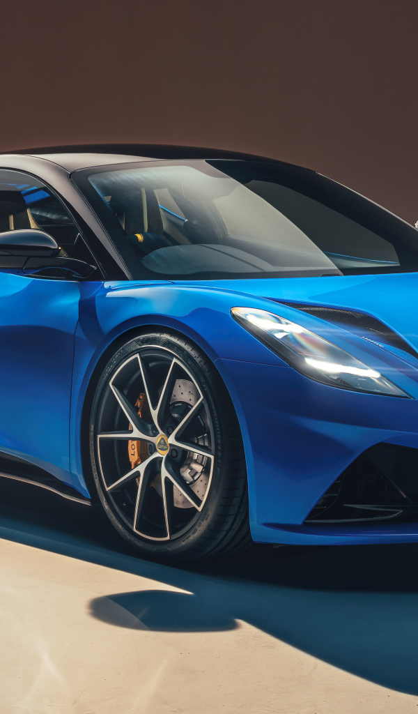 Голубой автомобиль Lotus Emira First Edition 2021 года