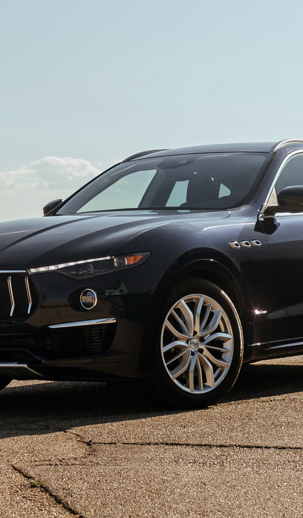 Черный автомобиль Maserati Levante S Q4 GranLusso, 2021 года