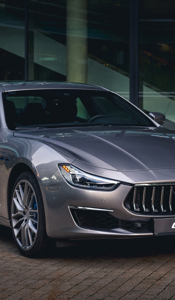 Дорогой стильный автомобиль Maserati Ghibli Hybrid GranLusso