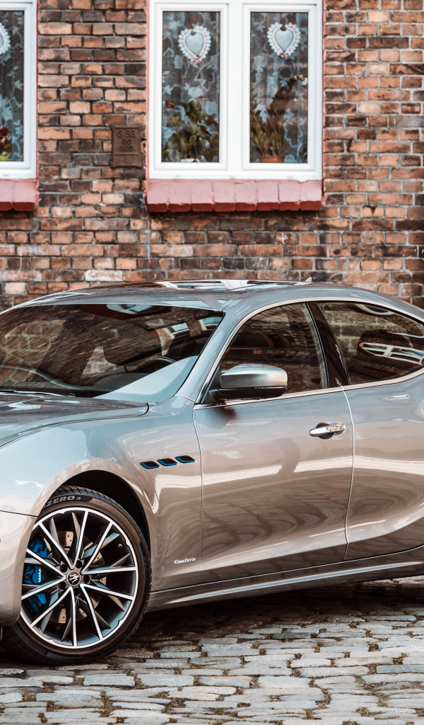 Автомобиль Maserati Ghibli у дома