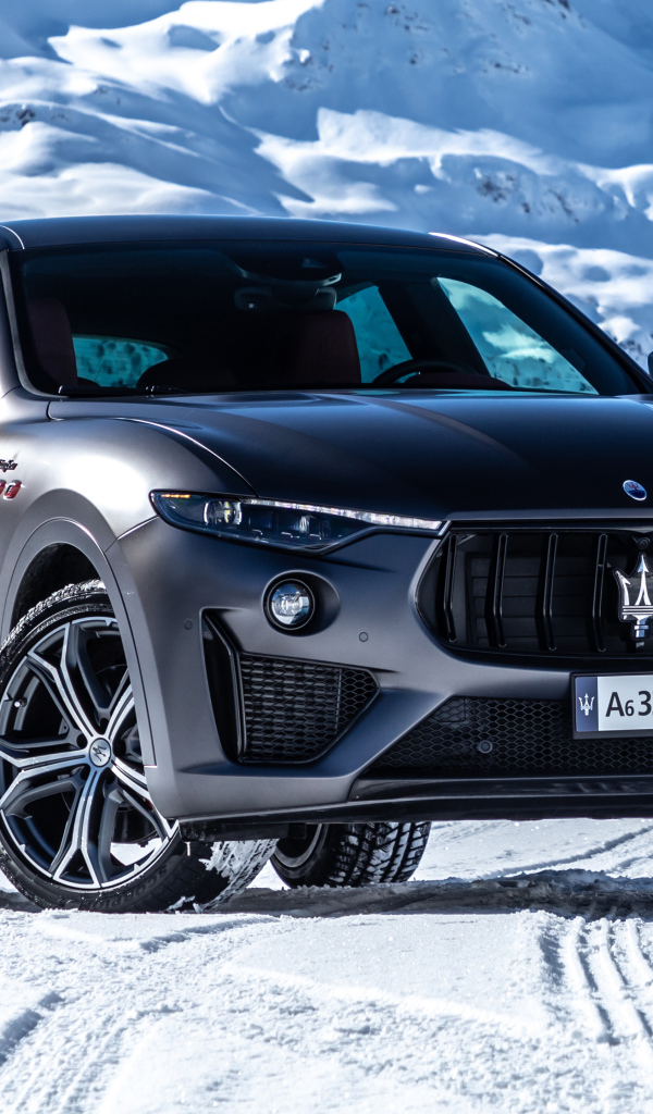 Серебристый автомобиль Maserati Levante Trofeo в горах