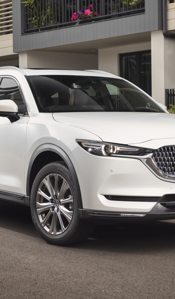 Белый внедорожник Mazda CX-8 2021 года