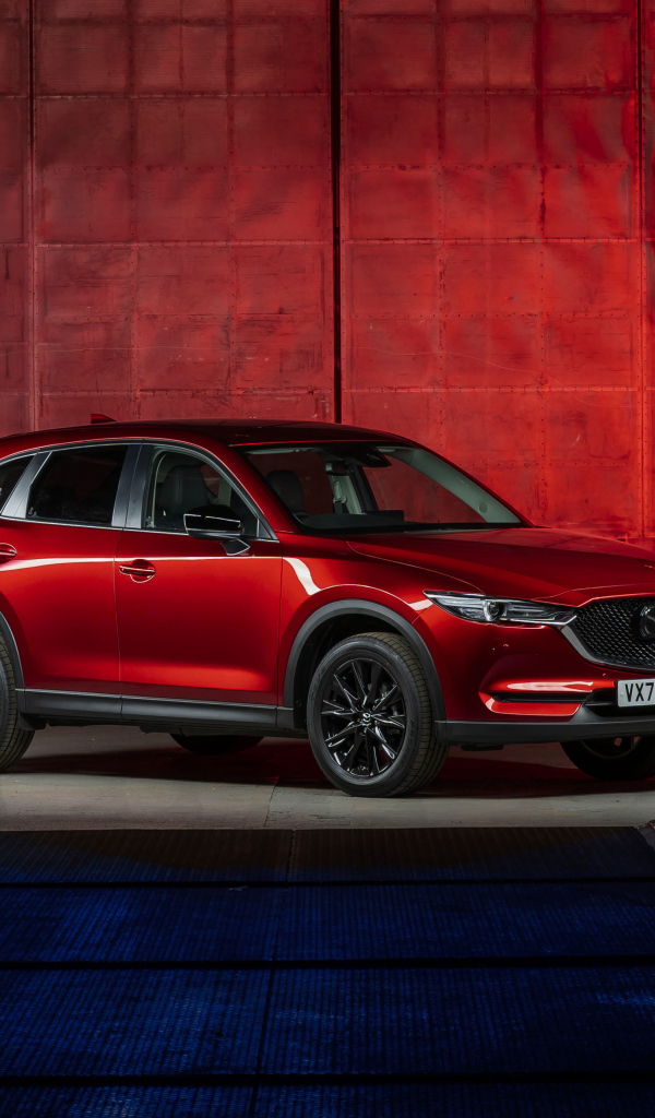Красный автомобиль Mazda CX-5 Kuro Edition 2021 года