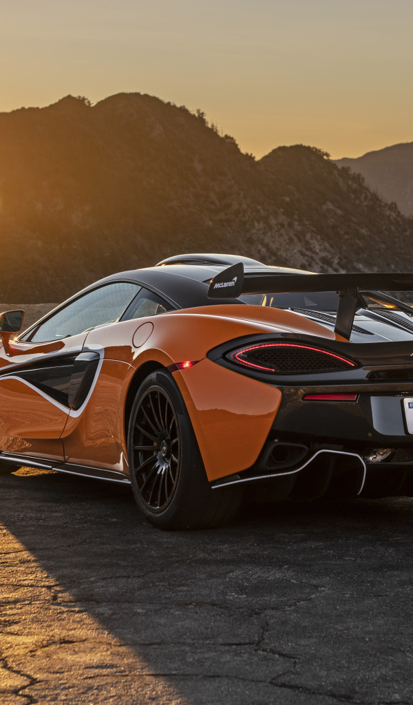 Автомобиль McLaren 620R, 2021 года вид сзади в лучах солнца