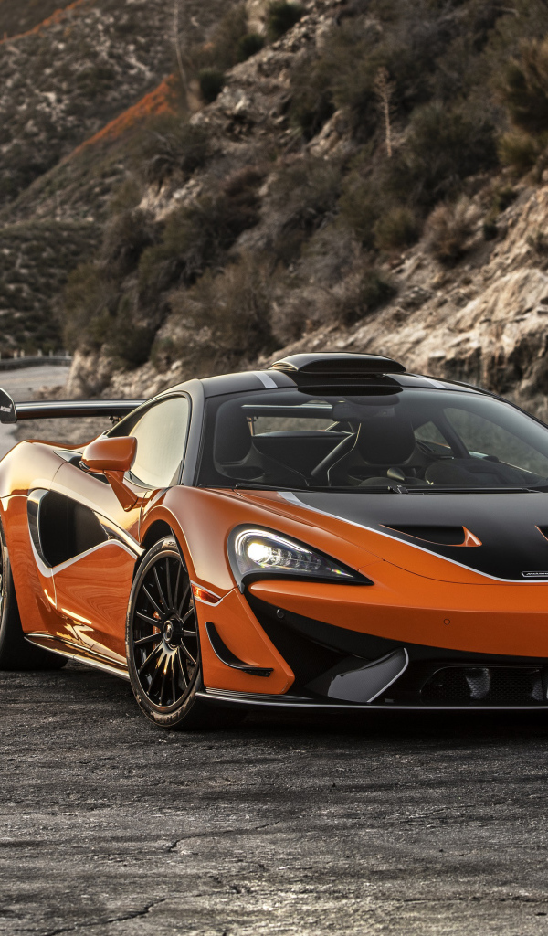 Спортивный автомобиль McLaren 620R, 2021 года в горах