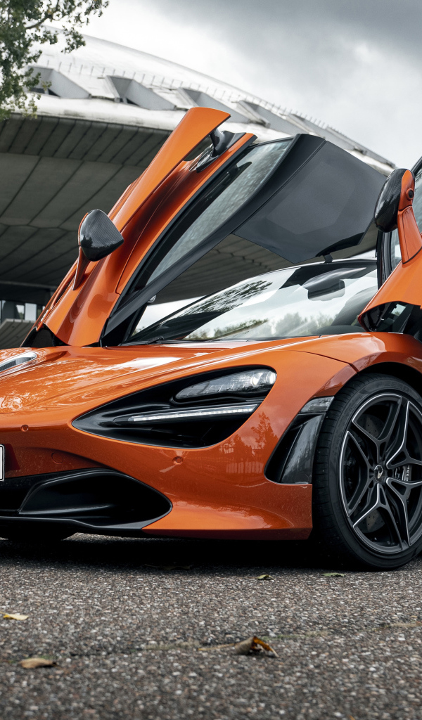Оранжевый автомобиль McLaren 720S 2021 года с открытыми дверями
