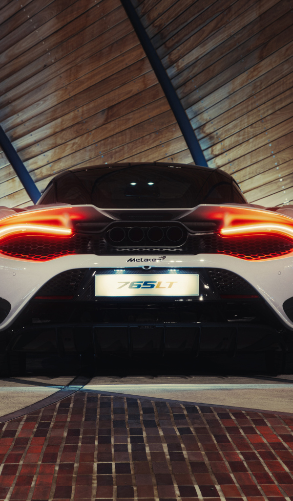 Спортивный автомобиль McLaren 765LT, 2021 года вид сзади