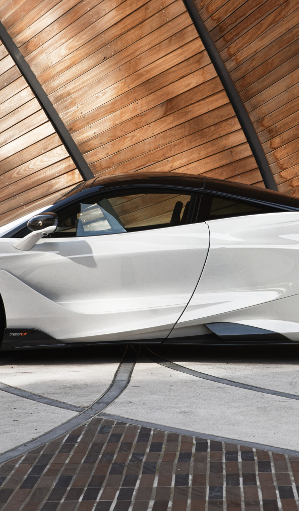 Белый автомобиль  McLaren 765LT, 2021 года вид сбоку