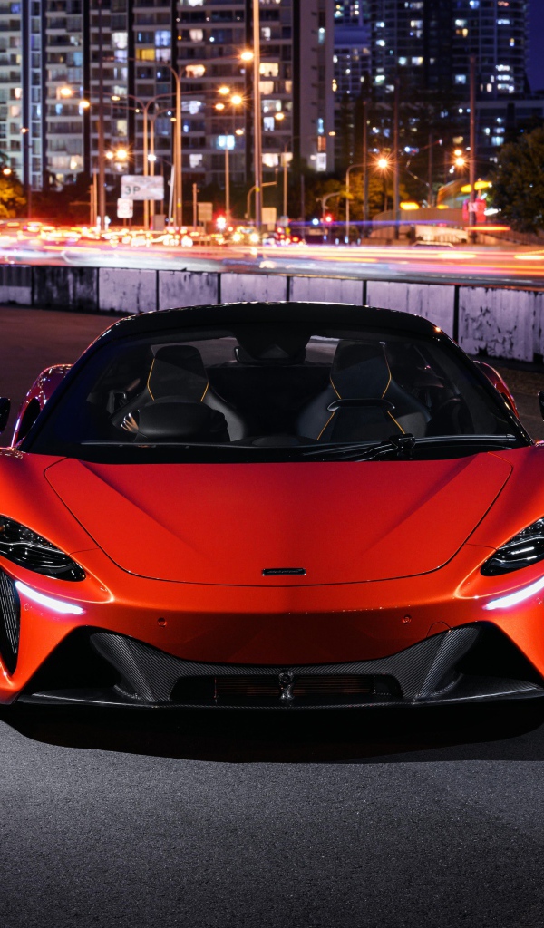 Красный автомобиль McLaren Artura 2021 года вид спереди