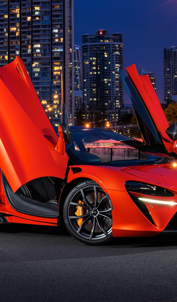 Спортивный автомобиль McLaren Artura 2021 года с открытыми дверями