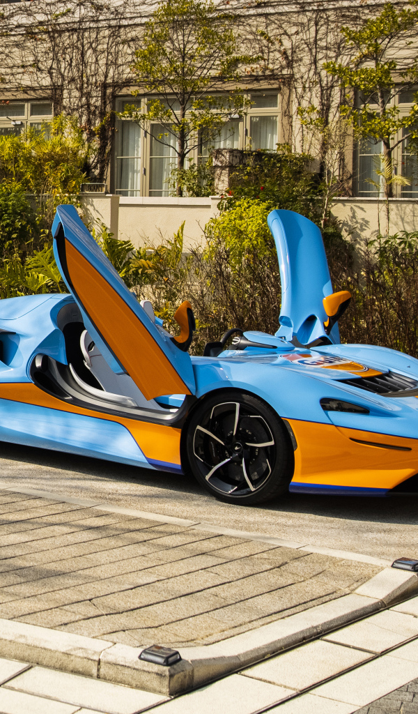 Автомобиль  McLaren Elva Gulf Theme, 2021 года у дома