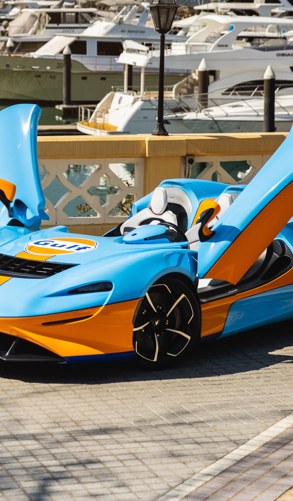 Спортивный автомобиль  McLaren Elva Gulf Theme, 2021 года с открытыми дверями