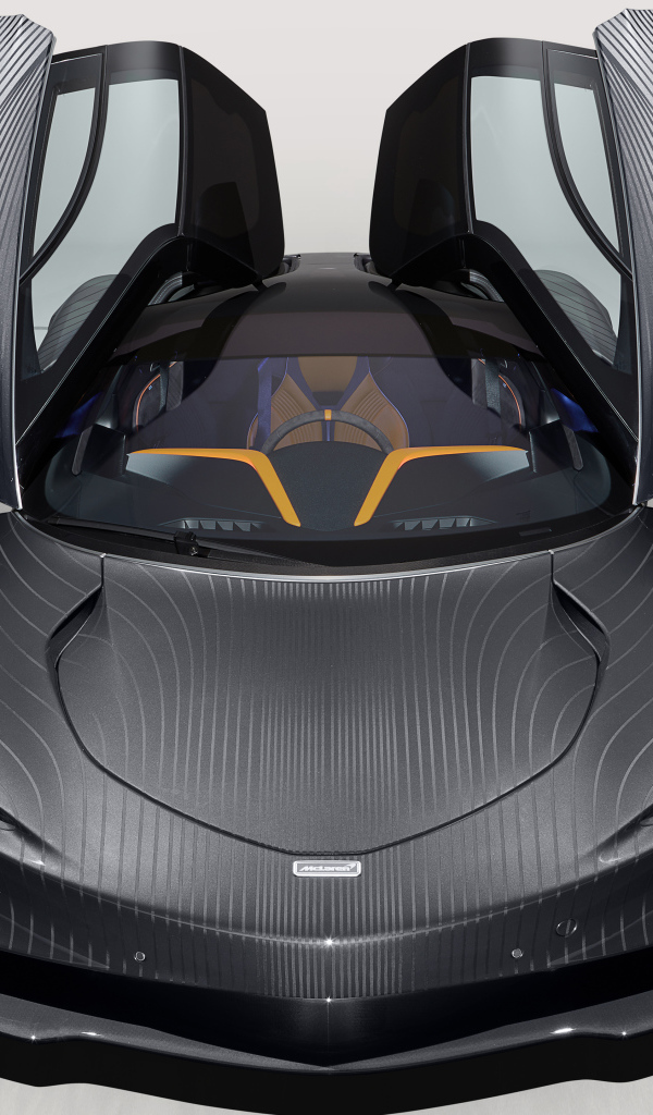 Автомобиль McLaren MSO, 2021 года на белом фоне