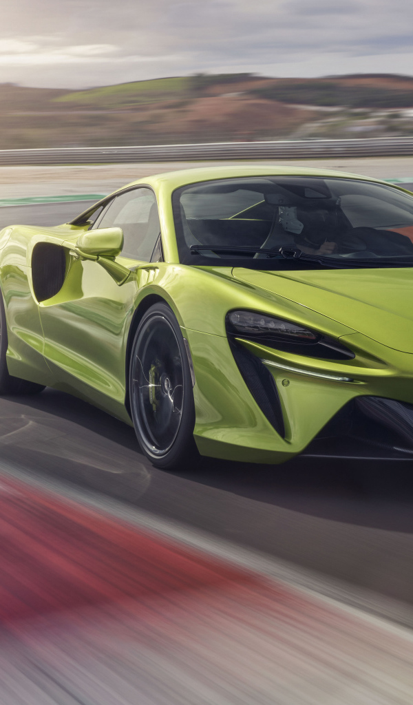 Автомобиль McLaren Artura, 2022 года на скорости