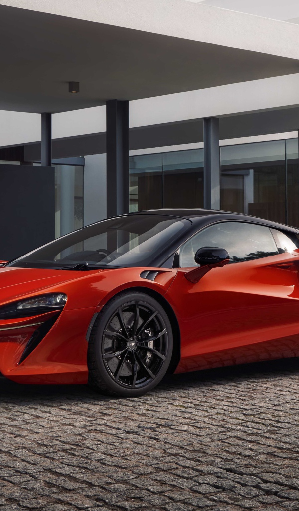 Красный спортивный автомобиль McLaren Artura 2022 года