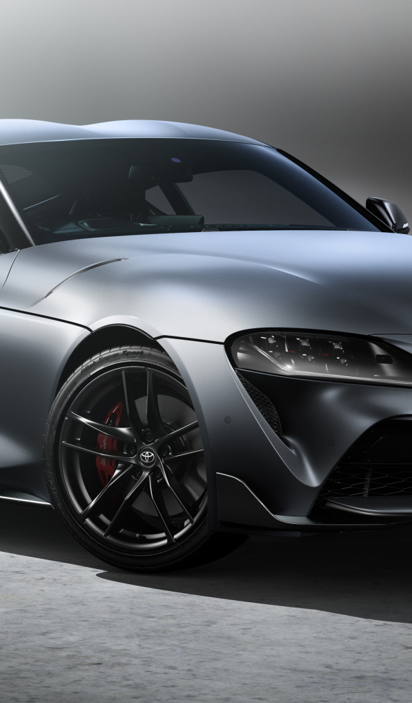 Серебристый автомобиль McLaren MSO, 2022 года