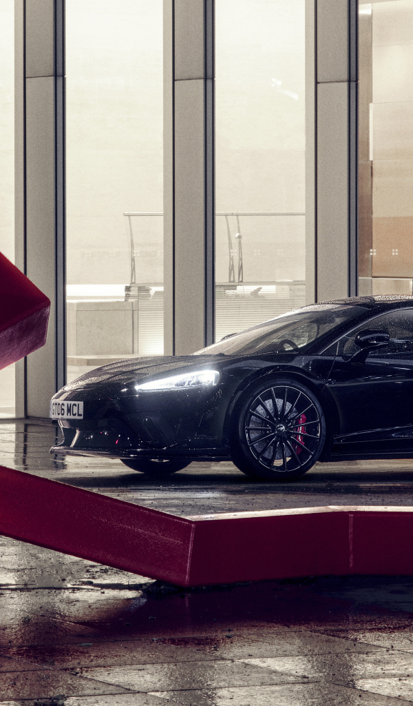 Черный быстрый McLaren GT 2022 года