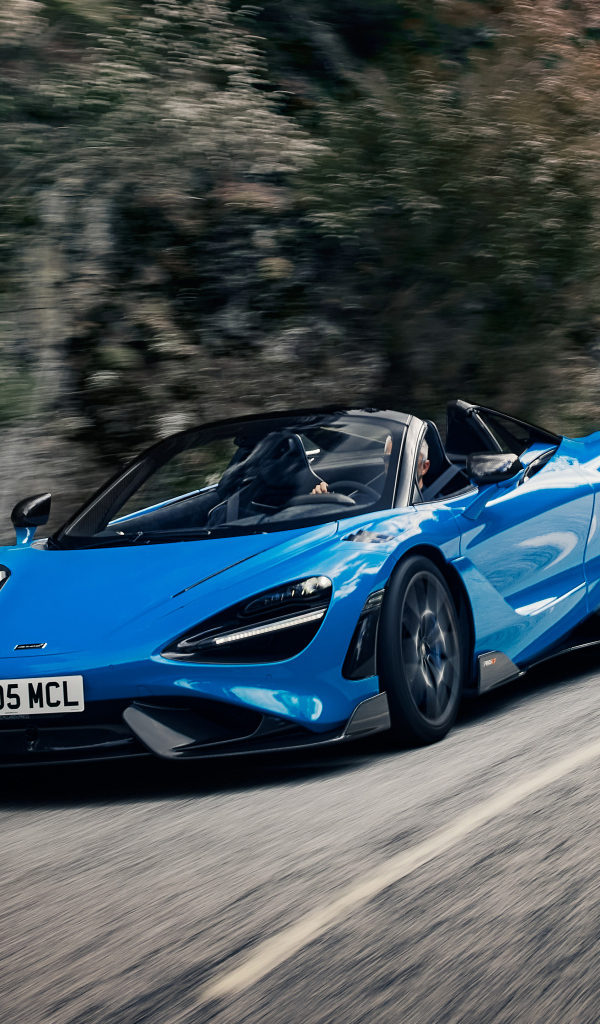 Синий кабриолет McLaren 765LT Spider 2022 года на дороге 